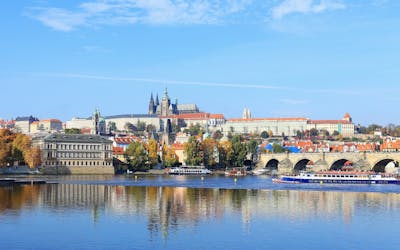 Cruzeiro panorâmico pelo Rio Moldava em Praga